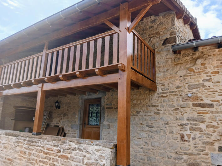 Peinture de surfaces extérieures Rénovation et protection de vos façades, volets et boiseries avec des peintures adaptées aux conditions extérieures. Chaque chantier étant unique, un devis gratuit est établi en fonction de vos besoins.