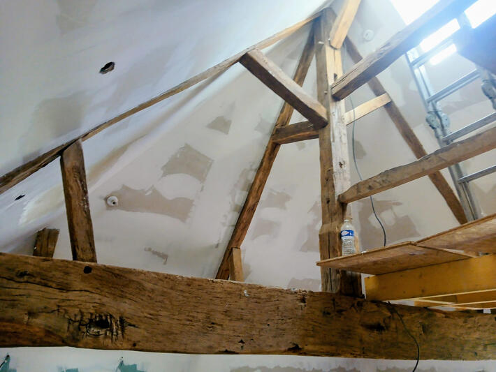 pose de bandes de joints à placo Application des bandes sur plaques de plâtre avec enduit pour assurer la solidité et la continuité des surfaces entre les plaques. Chaque chantier étant unique, un devis gratuit est établi en fonction de vos besoins.