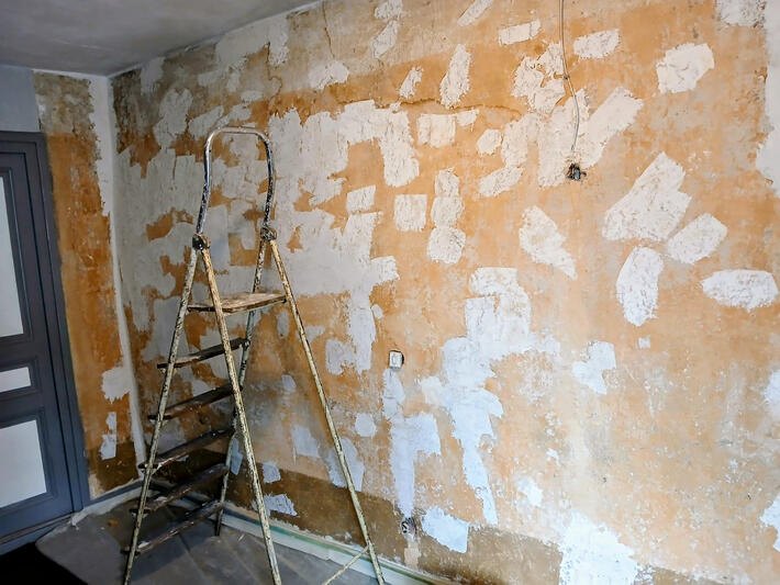 Remise en état des murs et plafonds après sinistre : assainissement, reprise des supports et finitions de rénovation.