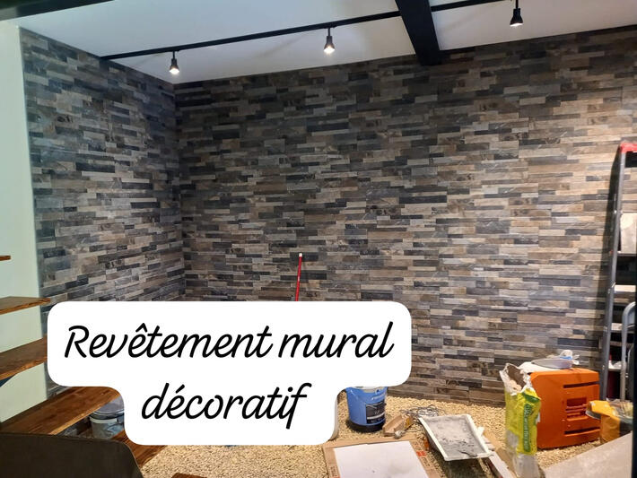 Pose de revêtements muraux décoratifs pour moderniser et personnaliser vos pièces selon vos envies. Chaque chantier étant unique, un devis gratuit est établi en fonction de vos besoins.